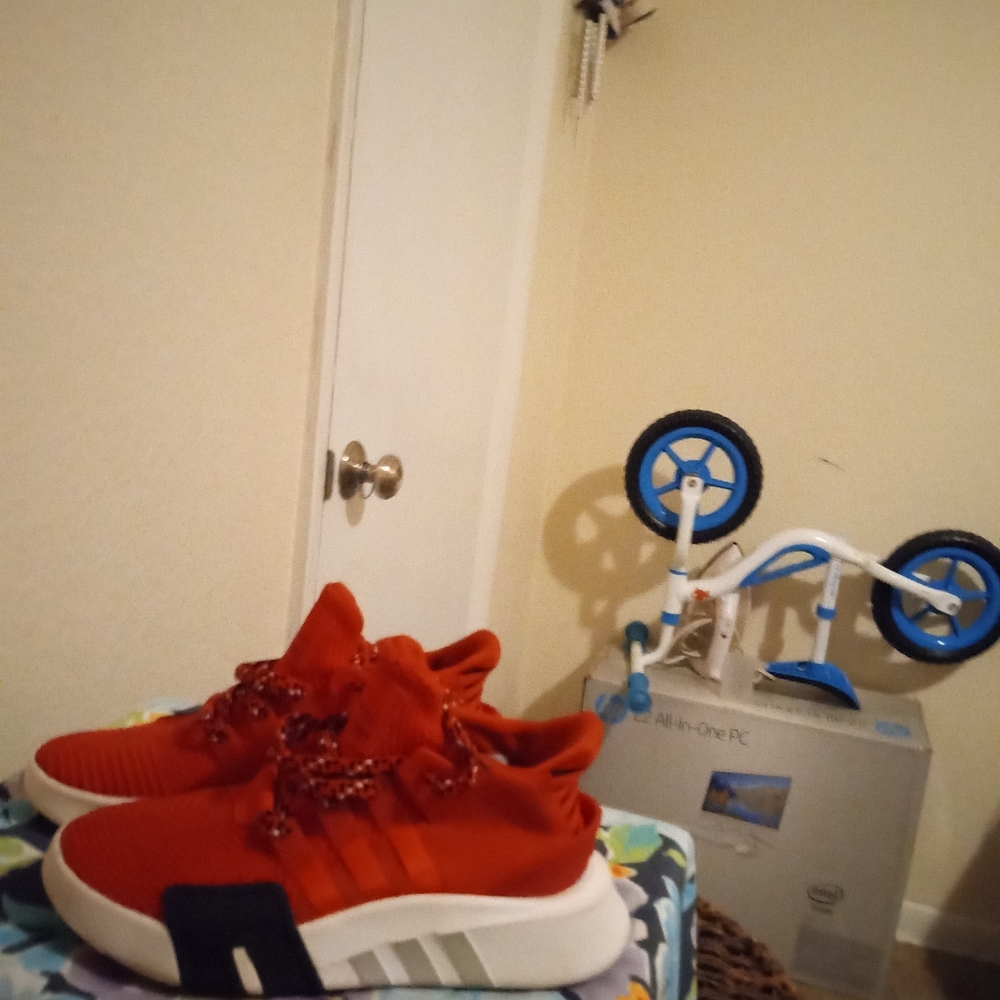 these are a comfortable pair of Adidas women sneakers